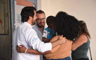 Mãe reencontra médico que salvou filho de engasgo