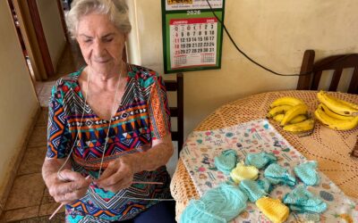 Aos 91 anos, professora se dedica a fazer e doar sapatinhos de tricô à Maternidade da Santa Casa de Barretos